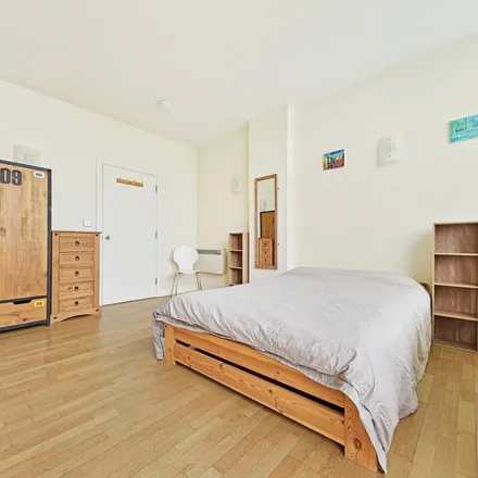 Rent this 3 bed apartment on 2 Artichoke Hill in St. George in the East, London