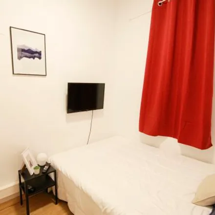 Rent this 3 bed room on Carrer d'Aribau in 153, 08001 Barcelona