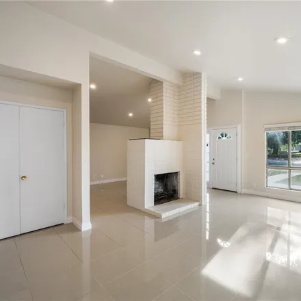 Image 3 - 8801 Collett Avenue, Los Angeles, CA 91343, USA - House for sale