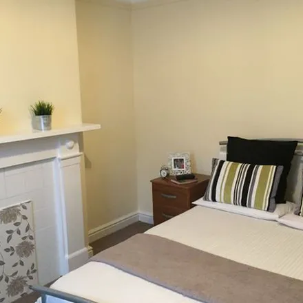 Rent this 4 bed duplex on 11 Dunlop Avenue in Nottingham, NG7 2BW
