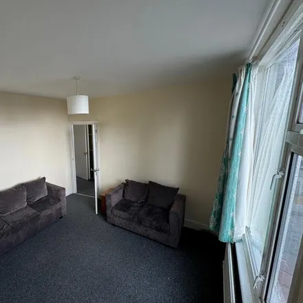 Image 4 - Fencepiece Road, Tomswood Hill, London, IG6 2HR, United Kingdom - Apartment for rent