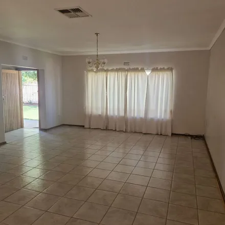 Image 6 - 3rd Avenue, Oosterville, Upington, 8801, South Africa - Apartment for rent