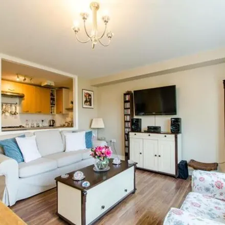 Image 3 - David Hewitt House, 38 Watts Grove, Bromley-by-Bow, London, E3 3RB, United Kingdom - Apartment for sale