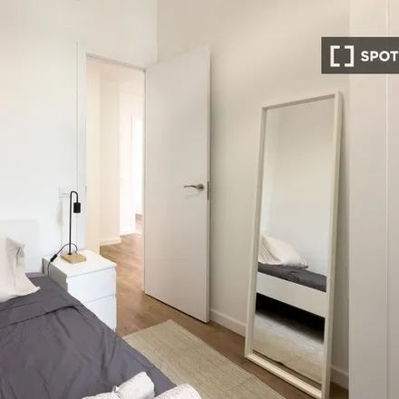 Rent this 4 bed room on Telefónica in Carrer del Rosselló, 08001 Barcelona