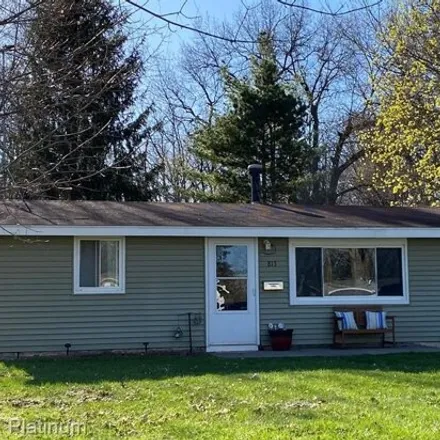 Buy this 2 bed house on 859 Oak Park Drive in Fenton, MI 48430