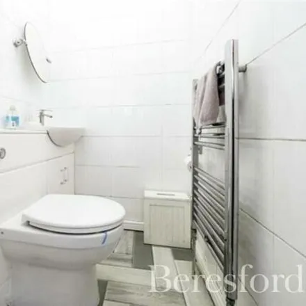 Image 7 - Linley Crescent, London, RM7 8RB, United Kingdom - Townhouse for sale