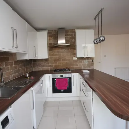 Image 7 - Fryent Close, Kingsbury, London, NW9 9SD, United Kingdom - Apartment for rent