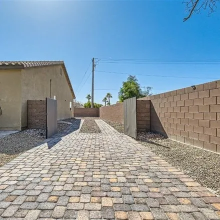 Image 3 - 6099 Madison Falls Avenue, Las Vegas, NV 89130, USA - House for sale