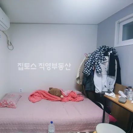 Rent this studio apartment on 서울특별시 은평구 신사동 1-42