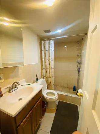 Image 3 - 115 Bay 37th Street, New York, NY 11214, USA - Townhouse for sale