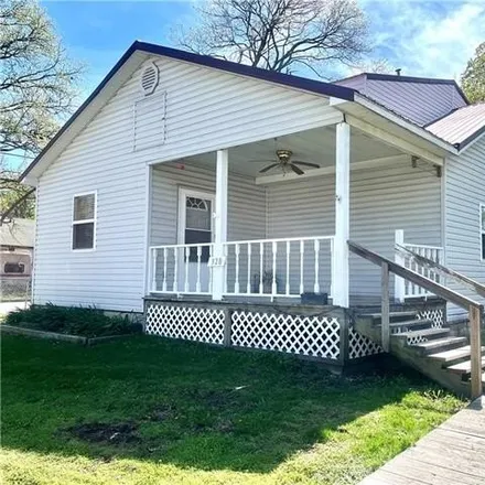 Buy this 3 bed house on 477 North Lynn Street in Nevada, MO 64772