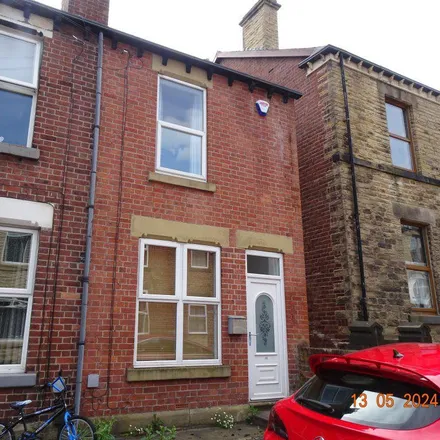 Rent this 3 bed townhouse on Hunter Road in Sheffield, S6 4LF