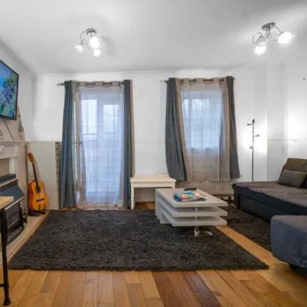Rent this 2 bed room on Lakeside Avenue in London, SE28 8RU