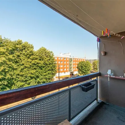 Image 3 - Norton House, Cannon Street Road, St. George in the East, London, E1 2BF, United Kingdom - Apartment for rent