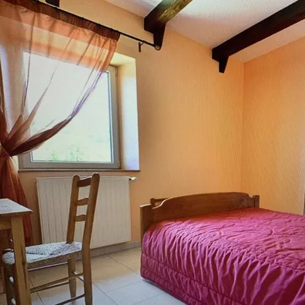 Rent this 3 bed house on Centre d'incendie et de secours de Villecomtal in Place du Foirail, 12580 Villecomtal
