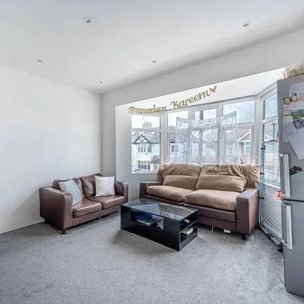 Rent this 5 bed apartment on Glenalmond Road in Queensbury, London