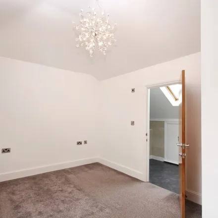 Image 7 - Downside, Epsom, KT18 5EZ, United Kingdom - Apartment for rent