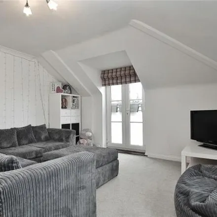 Image 9 - Hampton Close, Knaphill, GU21 2UF, United Kingdom - Apartment for sale