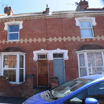 Rent this 3 bed townhouse on 20 Halesleigh Road in Bridgwater, TA6 7DX