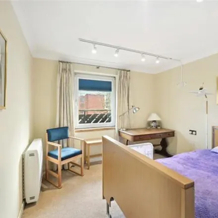 Image 5 - Home Cross House, Chiswick Common Road, London, W4 1SA, United Kingdom - Apartment for sale