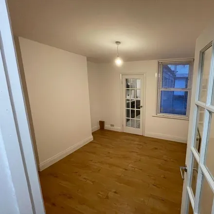 Image 3 - Cliffe Road, London, CR2 6PQ, United Kingdom - Apartment for rent