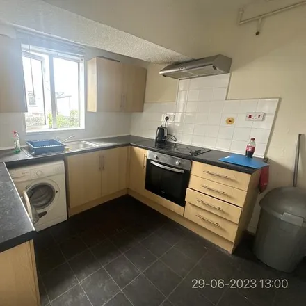 Rent this 5 bed townhouse on Dogfield Street in Cardiff, CF24 4QJ
