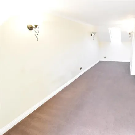 Image 3 - Herbert Court, London, KT5 8QH, United Kingdom - Apartment for rent