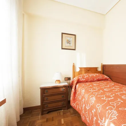 Rent this 3 bed room on Calle de Belianes in 20, 28043 Madrid