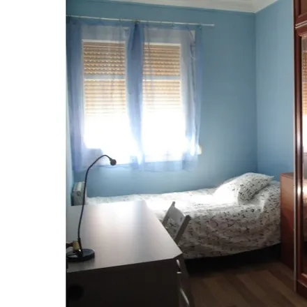 Rent this 3 bed room on Calle de Domingo Ram in 45, 50017 Zaragoza