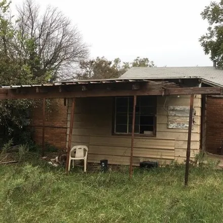 Image 3 - 1316 Clow Street, Coleman, TX 76834, USA - House for sale