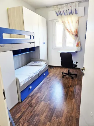 Rent this 3 bed room on Via Giovanni Antonio Magini in 35143 Padua Province of Padua, Italy