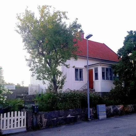 Rent this 2 bed apartment on Sunnekullen in 444 31 Stenungsund, Sweden