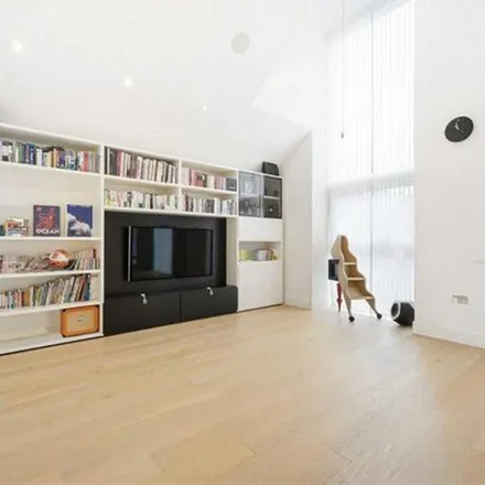 Image 4 - Willow House, Central Avenue, London, N2 8EL, United Kingdom - Apartment for rent