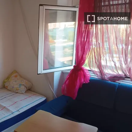 Rent this 5 bed room on Estrada Militar in 2700-808 Falagueira-Venda Nova, Portugal