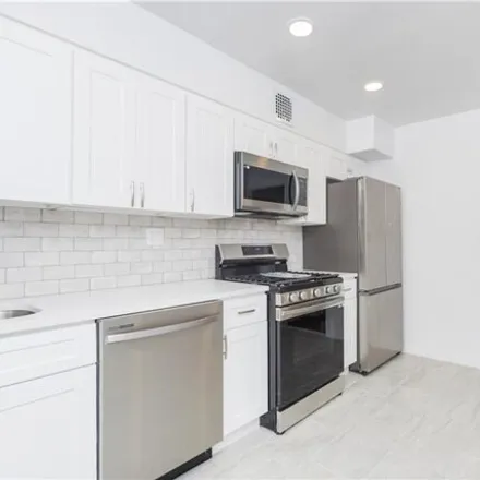 Image 3 - 729 East 81st Street, New York, NY 11236, USA - House for sale