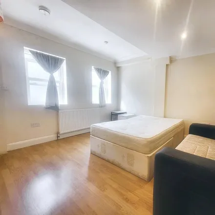 Image 5 - 371 Garratt Lane, London, SW18 4DY, United Kingdom - Apartment for rent