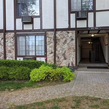 Buy this 1 bed condo on 919 Thoreau Court in Mahwah, NJ 07430