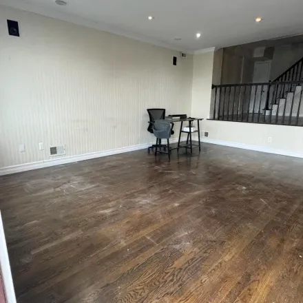 Rent this 3 bed apartment on 567 Hunter Avenue in New York, NY 10306