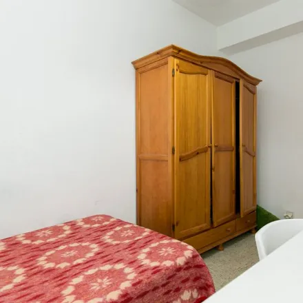 Rent this 4 bed room on Renta 4 Banco in Calle Manuel del Paso, 18005 Granada