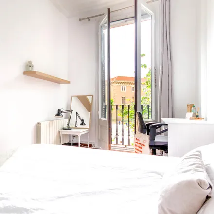 Rent this 5 bed room on 레몬하우스 in Carrer de Balmes, 52