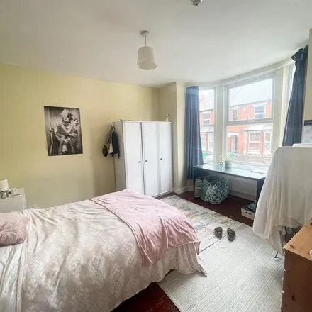 Rent this 5 bed townhouse on 34 Teversal Avenue in Nottingham, NG7 1PX