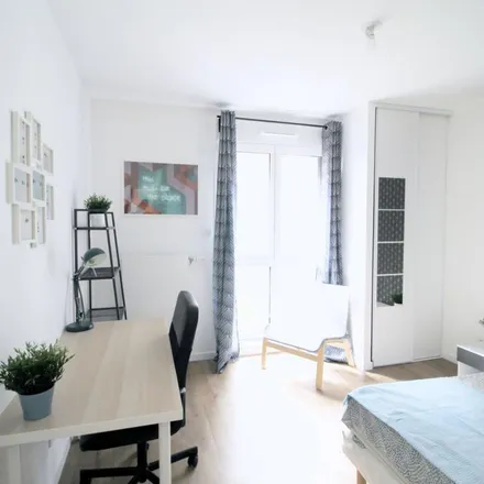 Rent this 5 bed apartment on Résidence Amadeus - Bâtiment C in 27 Rue Mozart, 92110 Clichy