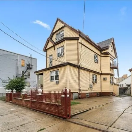 Image 1 - 144 Pearsall Avenue, Greenville, Jersey City, NJ 07305, USA - House for sale