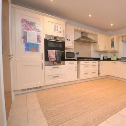 Rent this 5 bed duplex on Scolars Close in Reading, RG4 7DD