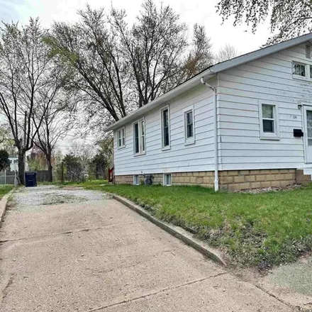 Buy this 2 bed house on 1164 Mechanic Street in Pekin, IL 61554