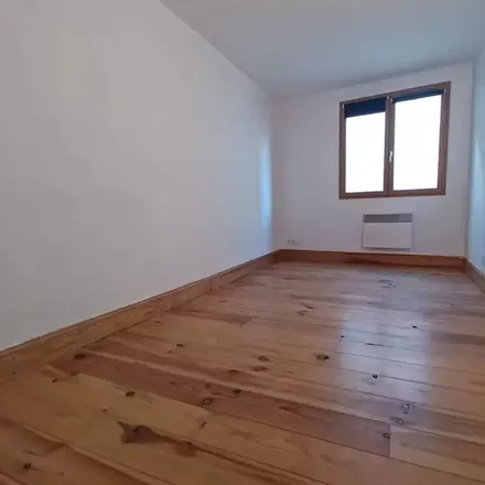 Rent this 3 bed apartment on 418 Cours Gambetta in 47000 Agen, France