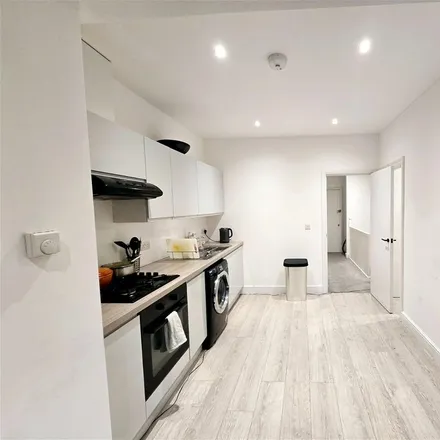 Image 3 - Byton Chambers, Mitcham Road, London, SW17 9HF, United Kingdom - Apartment for rent