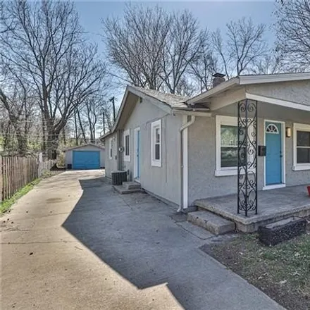 Buy this 2 bed house on 1407 Washington Boulevard in Kansas City, KS 66102