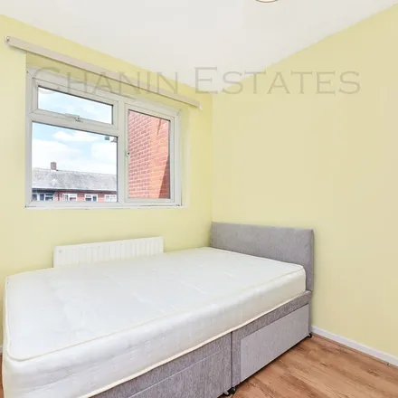 Image 3 - Cook's Road, London, SE17 3NF, United Kingdom - Apartment for rent