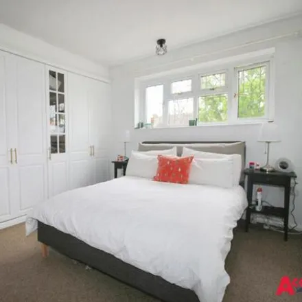 Image 4 - Campion Grove, London, RM3 8FH, United Kingdom - House for rent